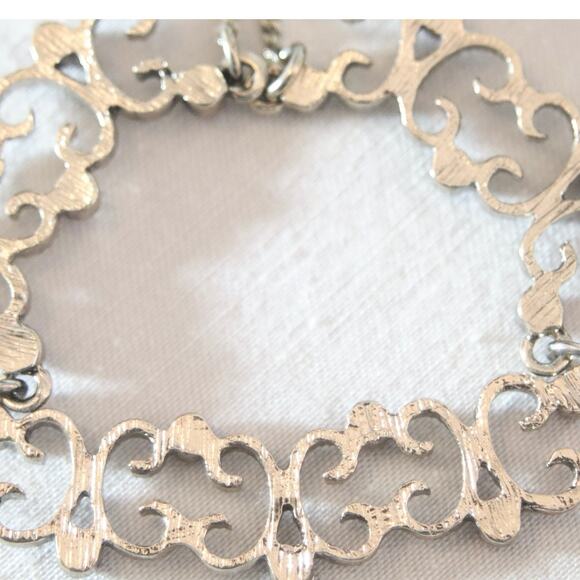 NWT 1979 Choker Necklace Ornate Gold Tone Metal Red Rhinestone Accents - Picture 5 of 9